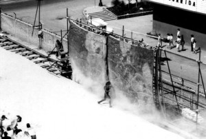 Paul (Kyle MacLachlan) gets a grip on the "worm" on the studio backlot during the shooting of David Lynch's Dune (1984)