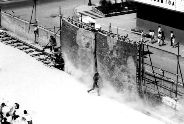 Paul (Kyle MacLachlan) gets a grip on the "worm" on the studio backlot during the shooting of David Lynch's Dune (1984) - Photo by Kenneth George Godwin