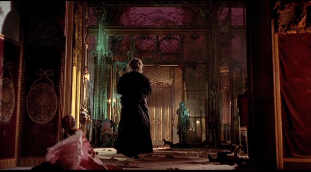 Bava's striking use of colour and composition in "The Drop of Water" : Black Sabbath (1963)