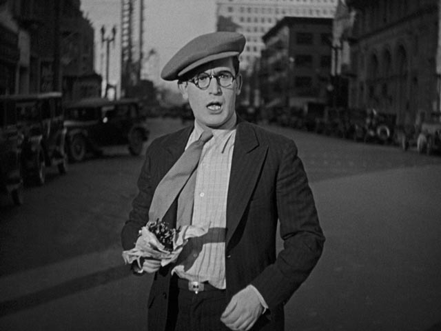 Harold Lloyd playing comedy on real city streets in Speedy (1928)