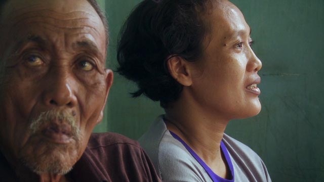 A daughter hears for the first time that her father drank the blood of his victims in Joshua Oppenheimer's The Look of Silence (2014)