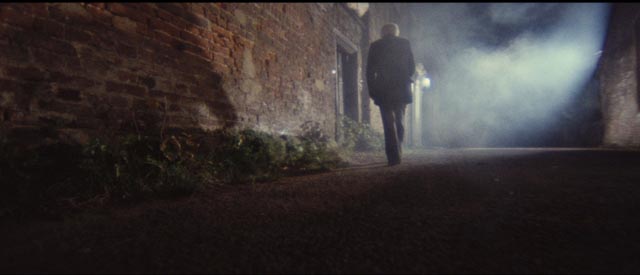 Lucio Fulci creates a lot of atmosphere in the English village setting of The Black Cat (1981)