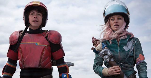 The Kid (Munro Chambers) and Apple (Laurence Leboeuf) surviving cheerfully in the wastelands of Turbo Kid (2015)