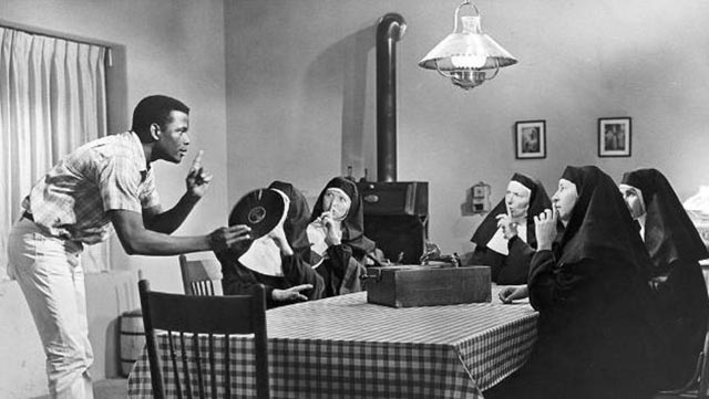 Homer (Sidney Poitier) gives the nuns an impromptu English lesson in Ralph Nelson's Lilies of the Field (1963)