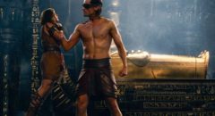 Bek (Brenton Thwaites) annoys blind god Horus (Nikolaj Coster-Waldau) in Alex Proyas' Gods of Egypt (2016)