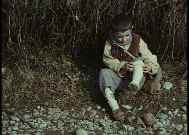 Minek (Omar Brignoli) tries to fix his broken shoe in Ermanno Olmi's The Tree of Wooden Clogs (1978)