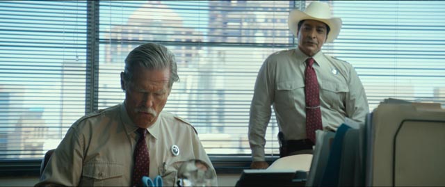 Jeff Bridges and Gil Birmingham as the Texas Rangers on the brothers' trail in David Mackenzie's Hell or High Water (2016)