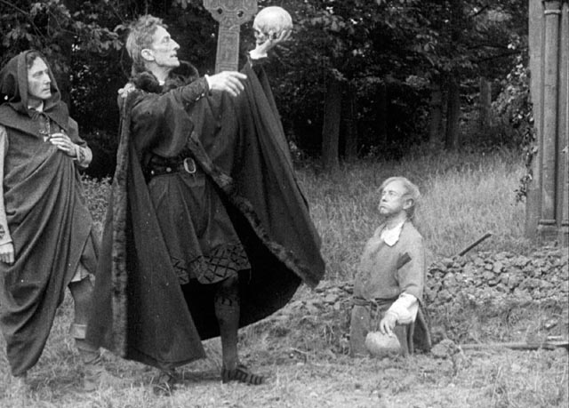 The graveyard scene from a 1913 adaptation of Hamlet