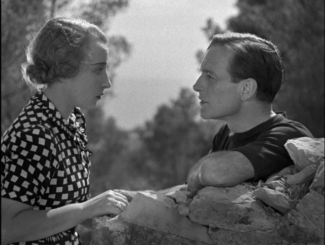 Fanny (Orane Demazis) and Marius (Pierre Fresnay) reconciled in Marcel Pagnol's César (1936)