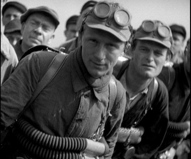 German miners race to aid their former enemies, trapped French miners in G.W. Pabst's Kameradschaft (1931)