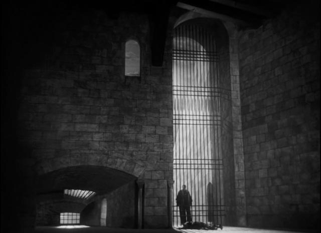 ... until Othello's crime strips him of all stature in Orson Welles' Othello (1952/55)