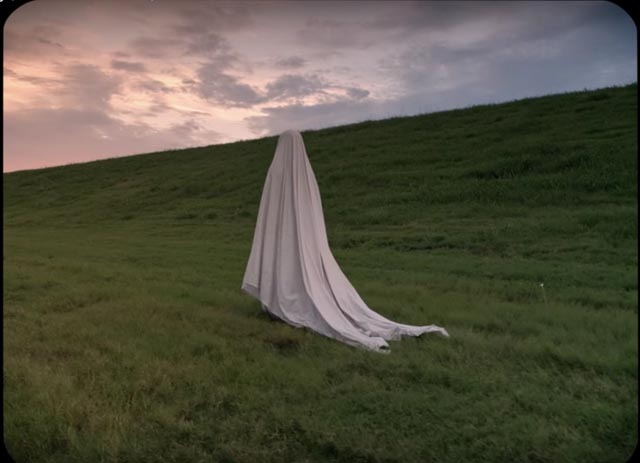 The ghost slowly makes its way home in David Lowery's A Ghost Story (2017)