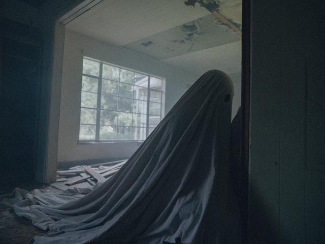 ... and the ghost of C finally finds the note in David Lowery's A Ghost Story (2017)