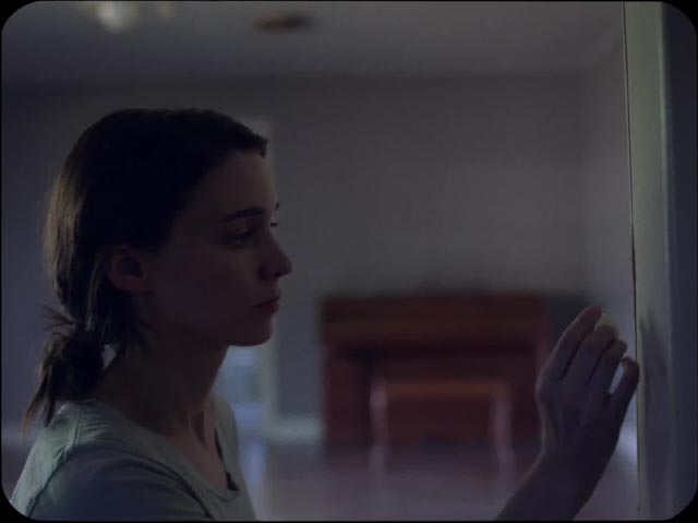 M hides the note in David Lowery's A Ghost Story (2017) ...