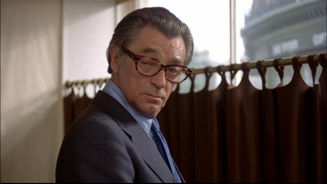 Marlowe under cover behind glasses in Michael Winner's The Big Sleep (1978)