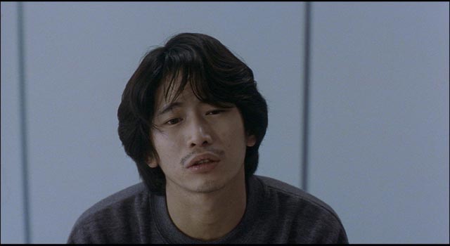 Amnesiac medical student Mamiya (Masato Hagiwara) spreads murderous chaos in Kiyoshi Kurosawa's Cure (1997)