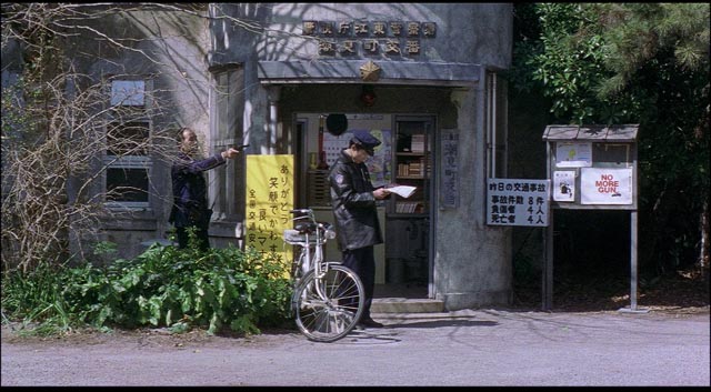 A policeman falls under Mamiya's influence in Kiyoshi Kurosawa's Cure (1997)