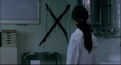 A doctor discovers the sign of the killer after examining Mamiya in Kiyoshi Kurosawa's Cure (1997)