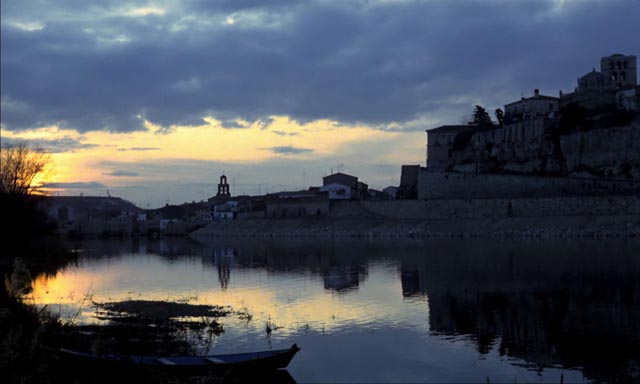 The northern light is cool and muted, intended to contrast with the bright southern light of the unfilmed half of Victor Erice's El Sur (1983)