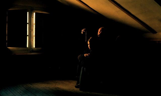 Agustin (Omero Antonutti) teaches Estrella (Sonsoles Aranguren) how to divine with a pendulum in Victor Erice's El Sur (1983)