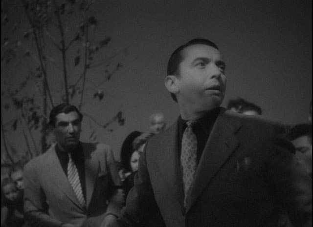 Alfred (Paul Bernard) raises the alarm about the murdered woman in Julien Duvivier's Panique (1946)