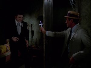 Kolchak (Darren McGavin) faces genuine vampire Janos Skorzeny (Barry Atwater) in John Llewellyn Moxey's The Night Stalker (1972)