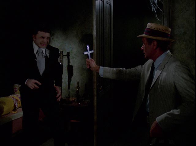 Kolchak (Darren McGavin) faces genuine vampire Janos Skorzeny (Barry Atwater) in John Llewellyn Moxey's The Night Stalker (1972)