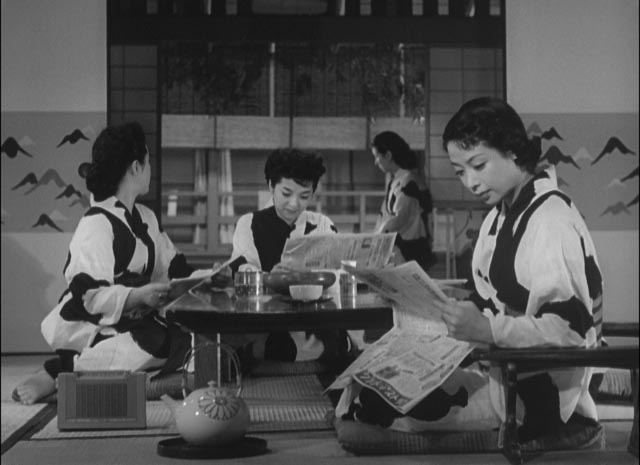 Middle class women relax in one another's company at a spa in Ozu Yasujiro's The Flavor of Green Tea Over Rice (1952)