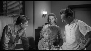 Dave Miller (Grant Williams), Cathy Barrett (Lola Albright) and Martin Cochrane (Les Tremayne) examine traumatized Ginny Simpson (Linda Scheley) in John Sherwood's The Monolith Monsters (1957)