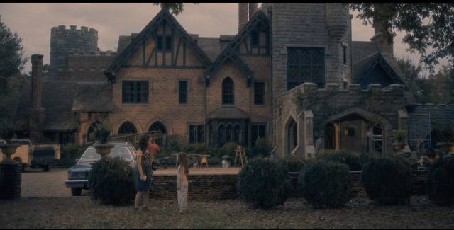 It's a bad idea to try to flip a big old house with a bad reputation: Mike Flanagan's The Haunting of Hill House (2019)