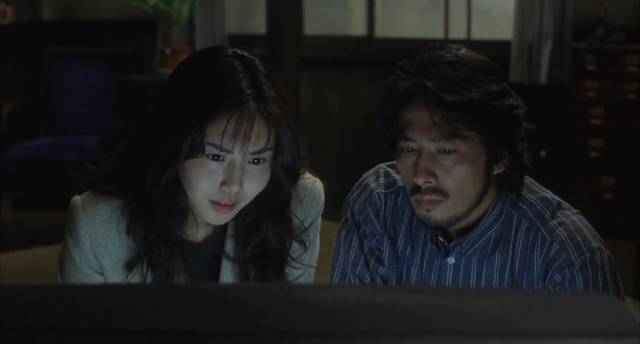 Reiko (Nanako Matsushima) shows ex-husband Ryuji (Hiroyuki Sanada) the cursed tape in Hideo Nakata's Rinhu (1998)