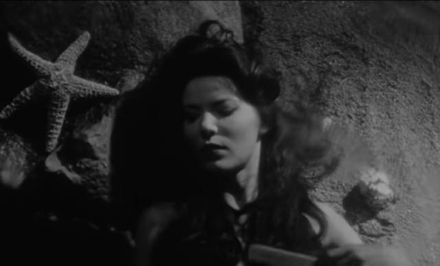 Sideshow attraction Mora (Linda Lawson) believes that she's a mermaid in Curtis Harrington's Night Tide (1961)