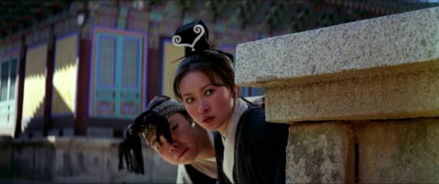 Gold Lock (Ming-Tsai Wu) and White Fox (Hsu Feng) sneak around the temple in search of a valuable scroll in King Hu's Raining in the Mountain (1979)