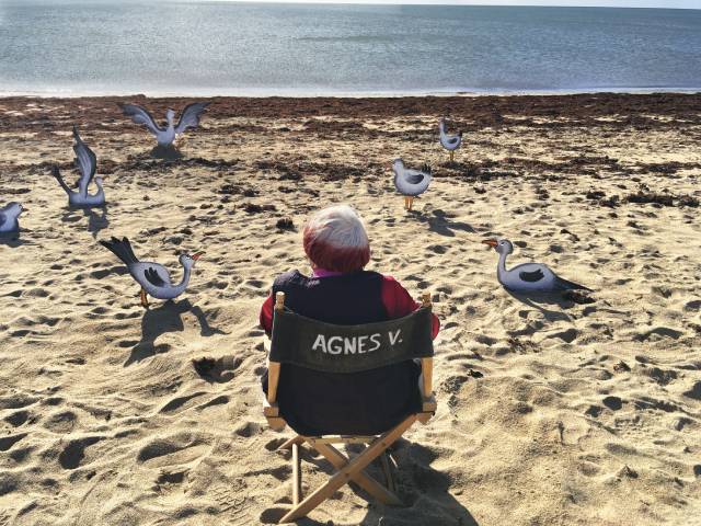 Agnes Varda relaxes on the beach with friends in Varda by Agnes (2019)