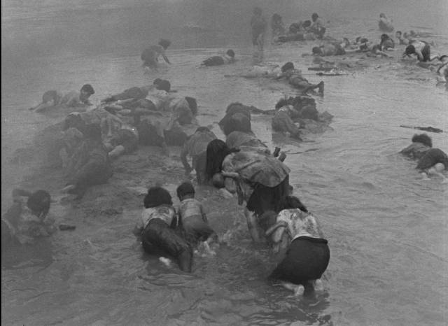 Victims of the arom bomb seek safety in the river in Hideo Sekigawa's Hiroshima (1953)