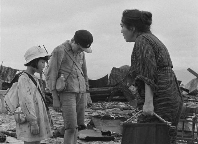 Children lost in the ruins, looking for their home and parents in Hideo Sekigawa's Hiroshima (1953)