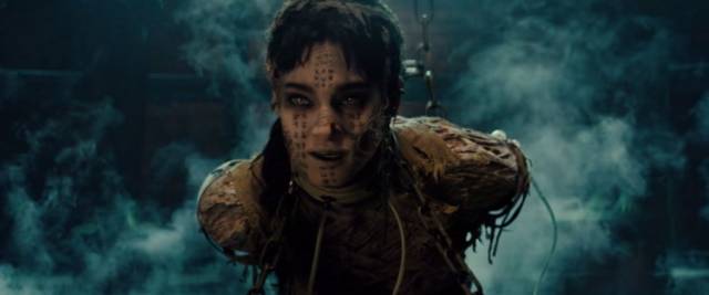 Ahmanet (Sofia Boutella) throws a hissy-fit in Alex Kurtzman's The Mummy (2017)