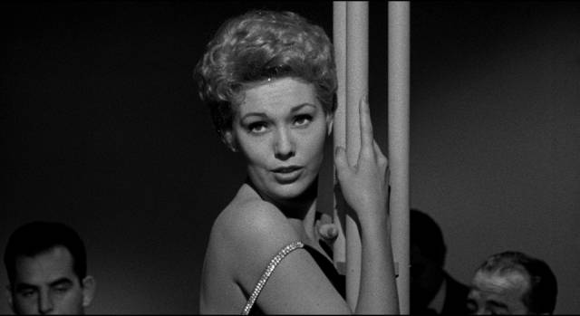 Kay Greylek (Kim Novak) embarks on a career as a nightclub singer in Phil Karlson's 5 Against the House (1955)