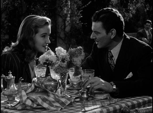 Eileen Carr (Nina Foch) and Barry Malcolm (William Wright) relax before running into serious trouble in Budd Boetticher's Escape in the Fog (1945)