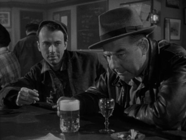 Undercover, Johnny Damico (Broderick Crawford) meets a potential ally in Tom Clancy (Richard Kiley) in Robert Parrish's The Mob (1951)