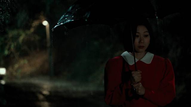 Officer Kwon Gwi-ok (Koh Seo-hee) as bait for the killer on a rainy night