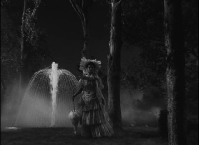 Molly (Coleen Gray) tries her best to appear as a phantom for one of Stan (Tyrone Power)'s marks in Edmund Goulding's Nightmare Alley (1947)