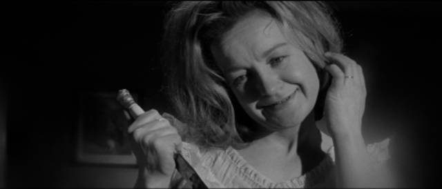 Janet (Jennie Linden)'s mother (Isla Cameron) dispatches her husband in front of the child in Freddie Francis' Nightmare (1964)