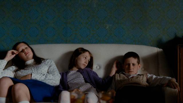 James (William Eadie) is irritated by his sisters Ellen (Michelle Stewart) and Anne Marie (Lynne Ramsay Jr.) in Lynne Ramsay's Ratcatcher (1999)