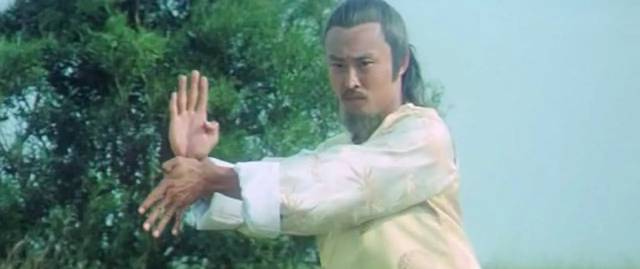 Sifu Cheng Shang-Kuan (Jack Long) delays retirement to challenge other masters to friendly duels in Joseph Kuo's The 7 Grandmasters (1977)