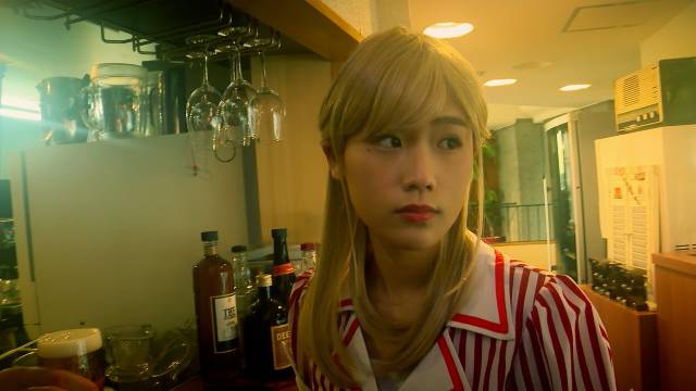Chinatsu (Yuzuki Akiyama), now a waitress in L.A., experiences another zombie attack in Yuya Nakaizumi's One Cut of the Dead: In Hollywood (2019)