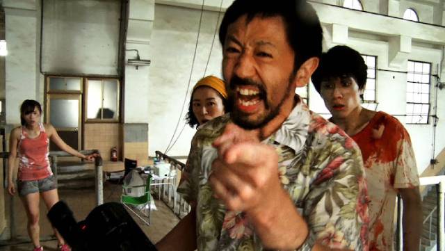 Director Higurashi (Takayuki Hamatsu) wants to keep shooting when real zombies attack in Shin'ichiro Ueda's One Cut of the Dead (2017)