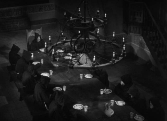 A strange dinner is served in the refectory in Fernando de Fuentes’ The Phantom of the Monastery (1934)