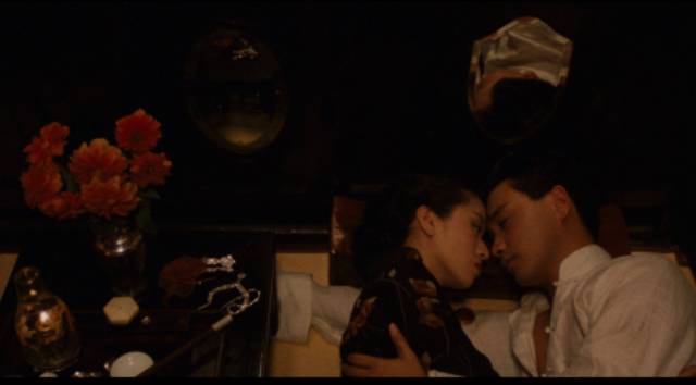 Chan (Leslie Cheung) and Fleur (Anita Mui) decide that the only romantic solution is a double suicide in Stanley Kwan's Rouge (1987)