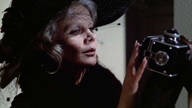 Carroll Baker uses magical powers to ensnare a photographer in Corrado Farina's Baba Yaga (1973)